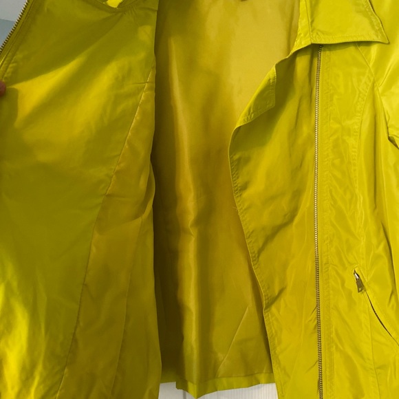 ELLEN TRACY—Light jacket, casual design, beautiful lime green, fully lined. - Picture 2 of 3